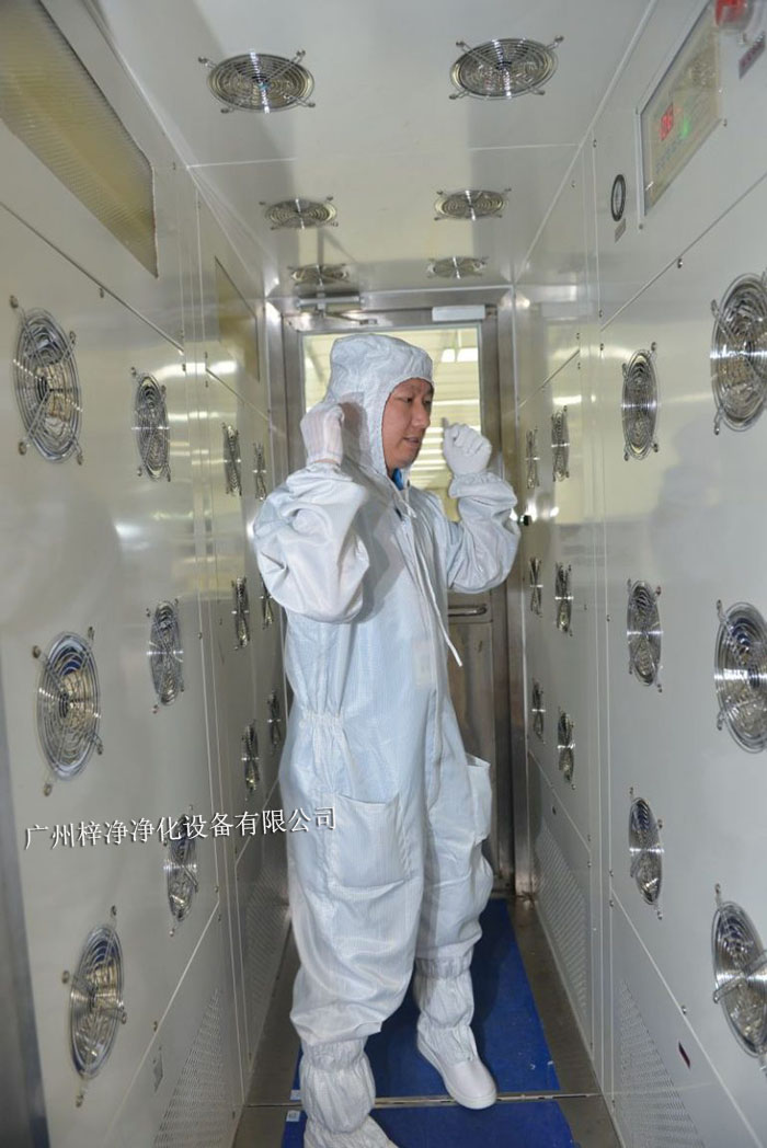 風(fēng)淋室不僅可以為工作人員提供清潔的空氣環(huán)境,還可以對物料進(jìn)行凈化處理。 風(fēng)淋室不僅可以為工作人員提供清潔的空氣環(huán)境,還可以對物料進(jìn)行凈化處理。