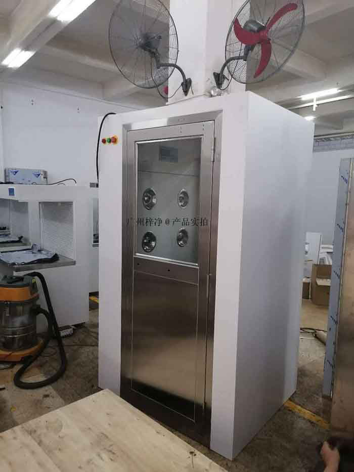 風淋室通過高速氣流的沖擊，使進入潔凈室的人員快速通過一個密封的空間