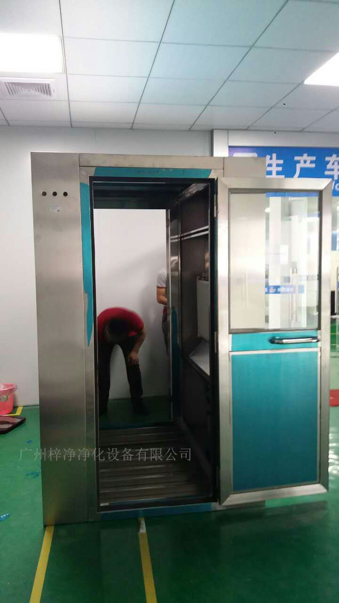 安裝風(fēng)淋室的地面應(yīng)平整，如有必要，應(yīng)進(jìn)行找平和加固處理。