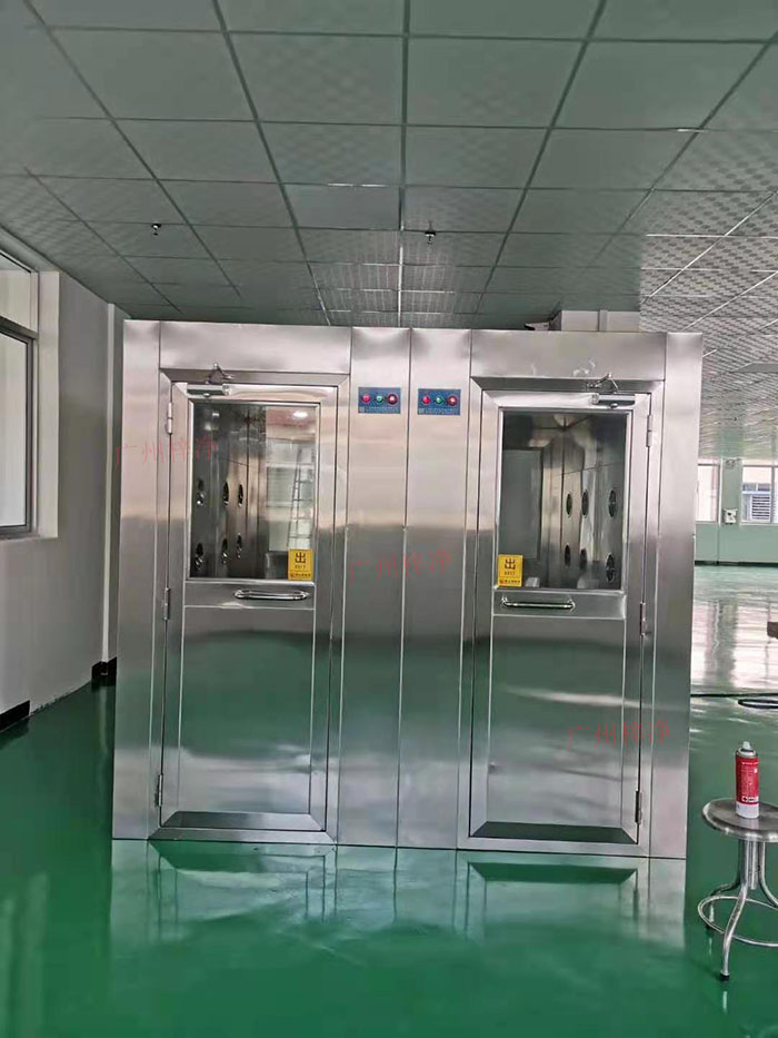 風(fēng)淋室的位置應(yīng)便于人員、物料進出，減少不必要的走動。